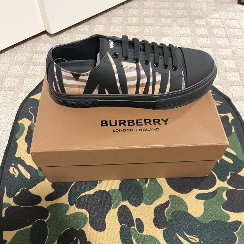 Burberry shoes - Picture 3 of 6